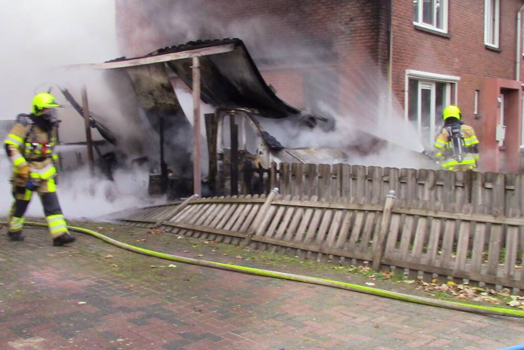 Camper naast woning gaat in vlammen op