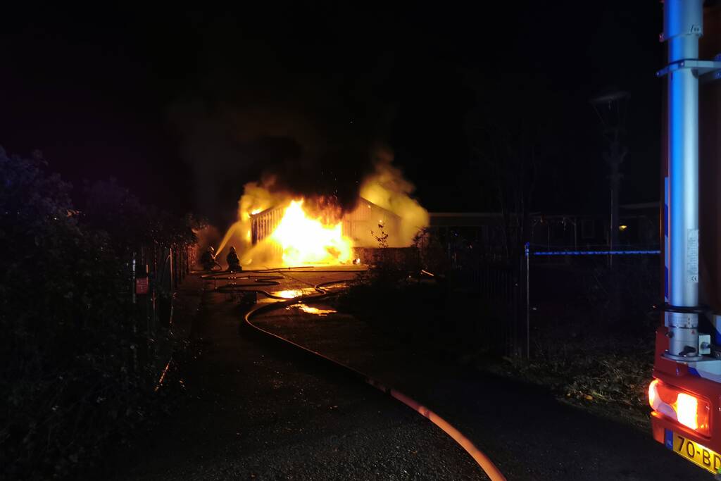 Uitslaande brand legt schuur in de as
