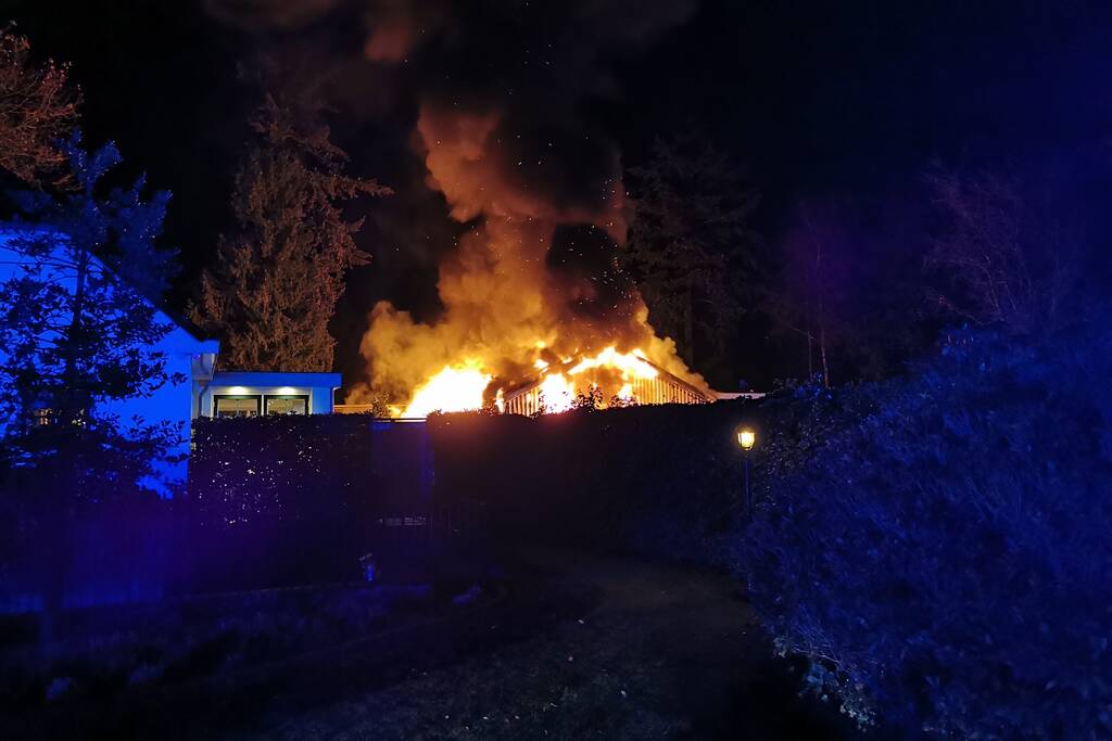 Uitslaande brand legt schuur in de as