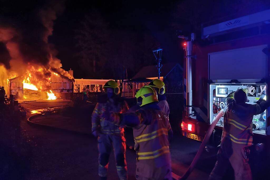 Uitslaande brand legt schuur in de as