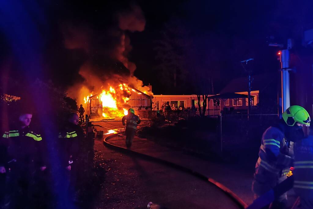 Uitslaande brand legt schuur in de as