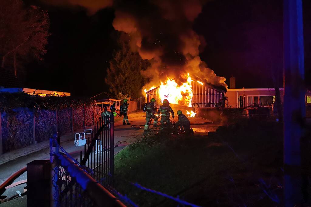 Uitslaande brand legt schuur in de as