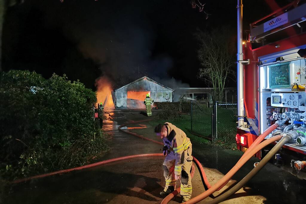 Uitslaande brand legt schuur in de as