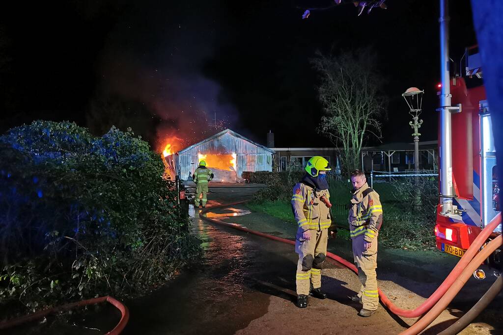 Uitslaande brand legt schuur in de as
