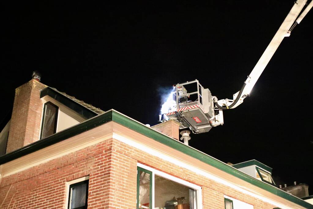 Brand in schoorsteen trekt aandacht van veel buurtbewoners