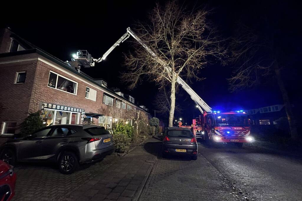 Brand in schoorsteen trekt aandacht van veel buurtbewoners