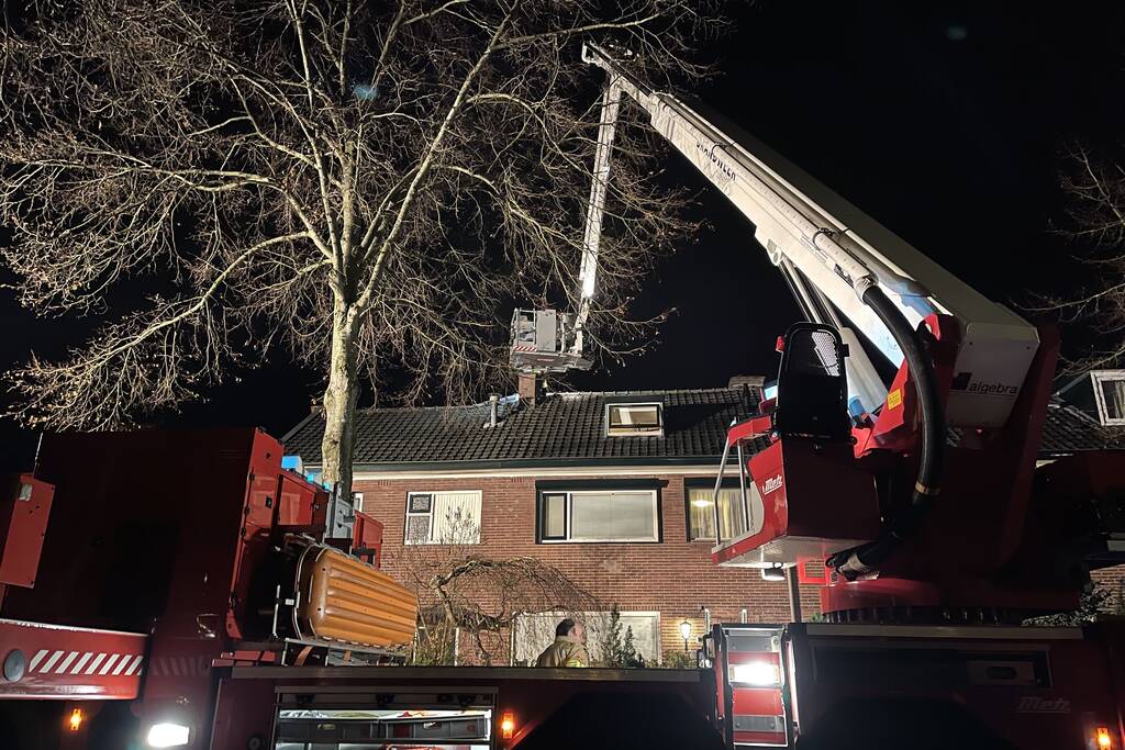 Brand in schoorsteen trekt aandacht van veel buurtbewoners