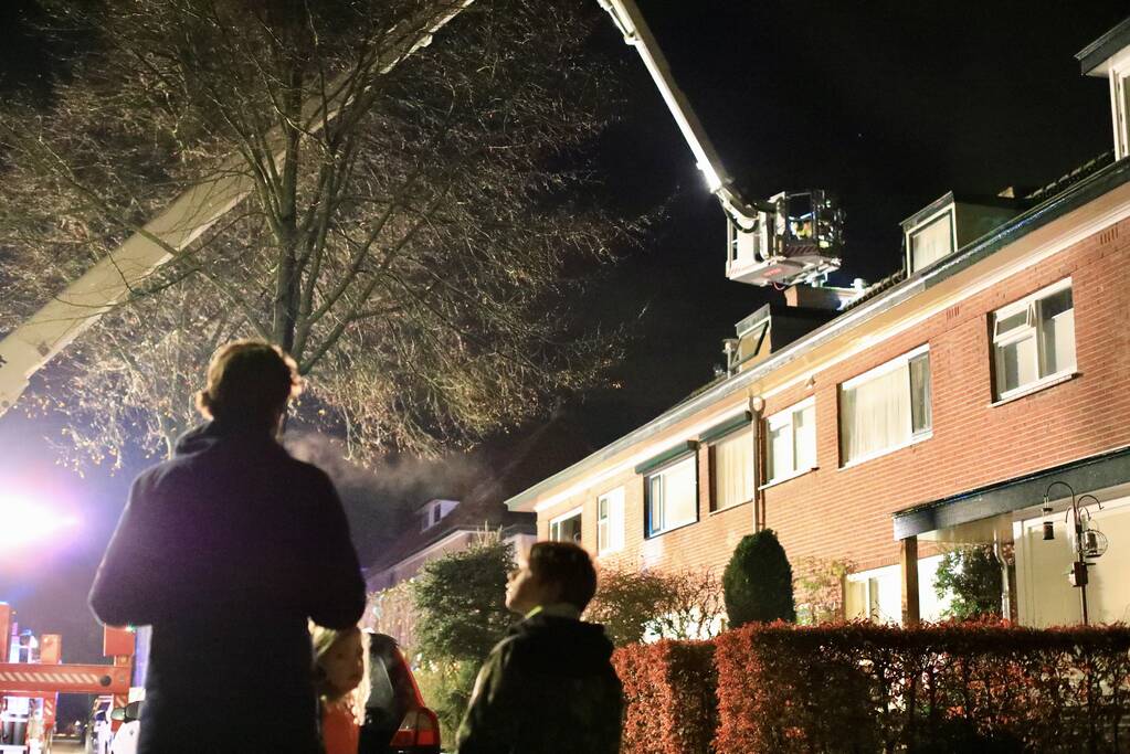 Brand in schoorsteen trekt aandacht van veel buurtbewoners