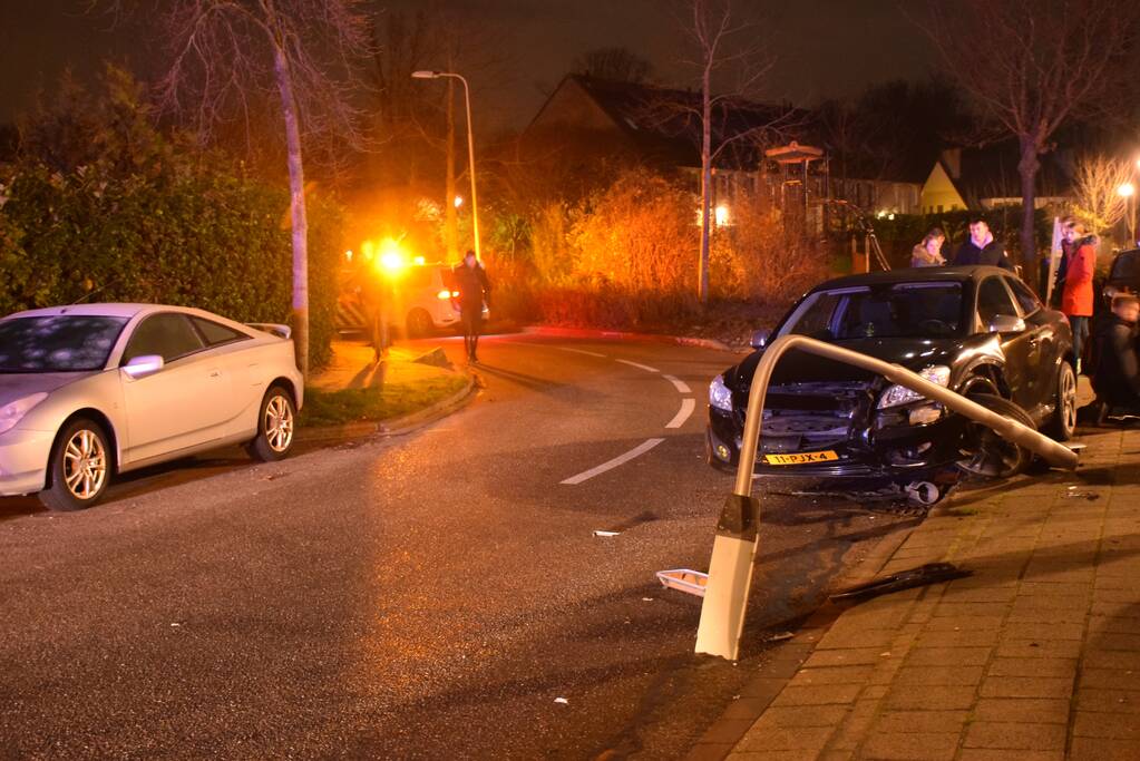 Auto vliegt uit de bocht en komt tegen lantaarnpaal tot stilstand