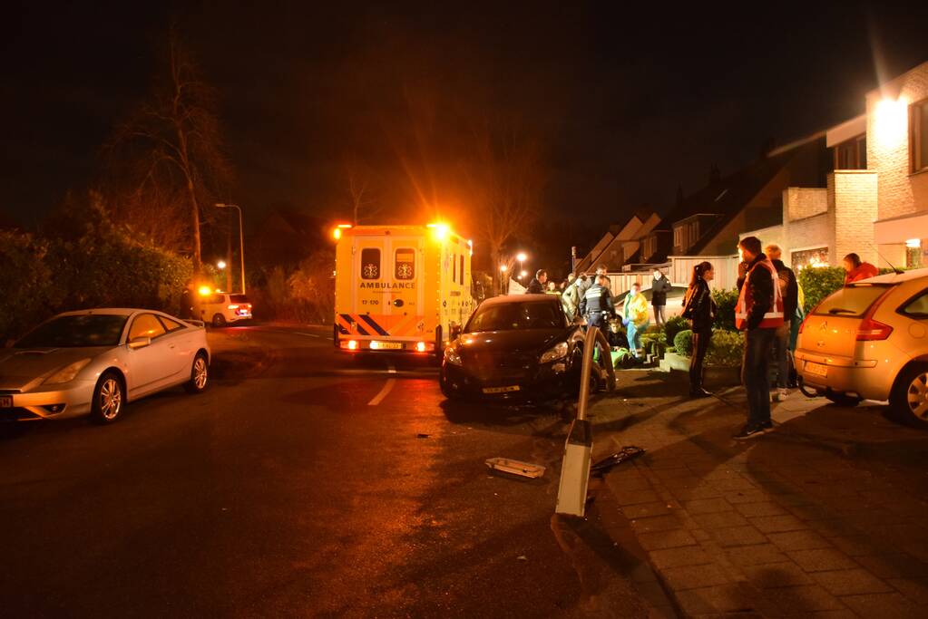 Auto vliegt uit de bocht en komt tegen lantaarnpaal tot stilstand