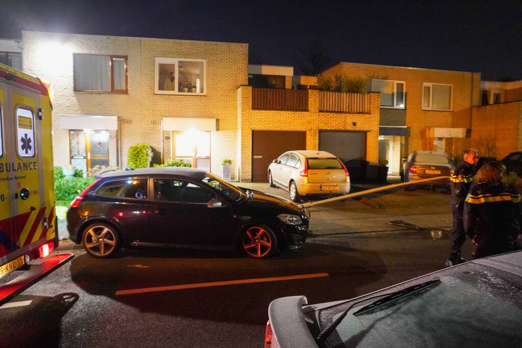 Auto vliegt uit de bocht en komt tegen lantaarnpaal tot stilstand