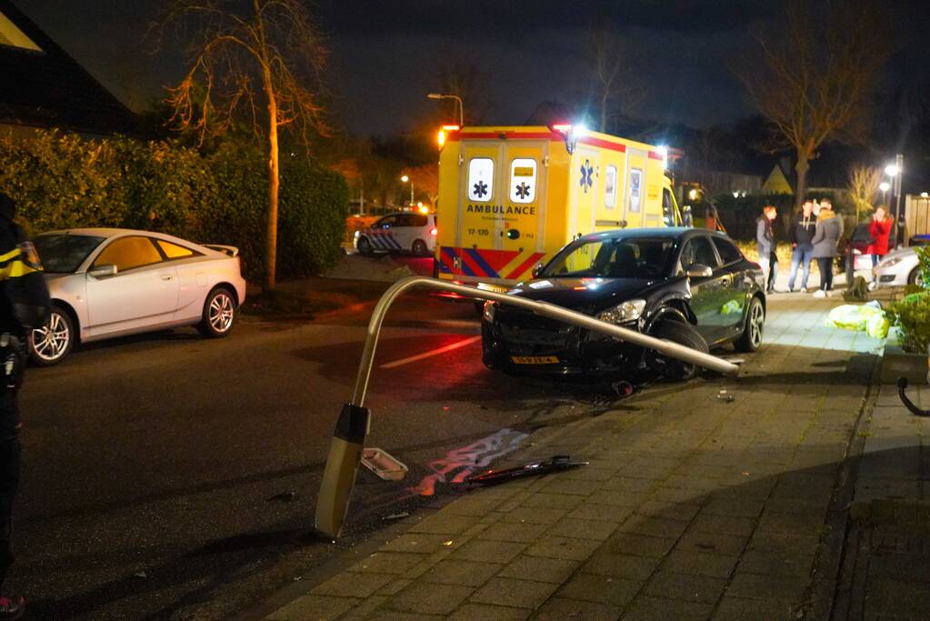 Auto vliegt uit de bocht en komt tegen lantaarnpaal tot stilstand