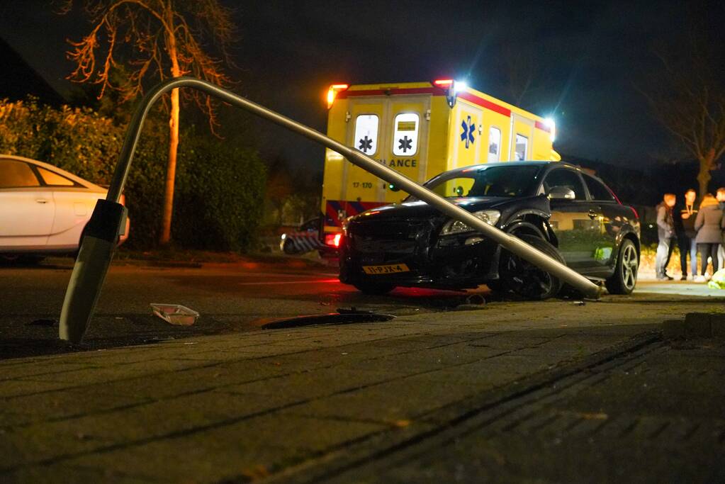Auto vliegt uit de bocht en komt tegen lantaarnpaal tot stilstand