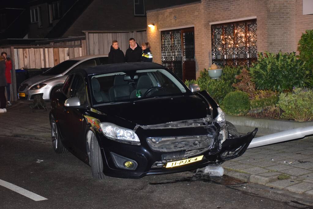 Auto vliegt uit de bocht en komt tegen lantaarnpaal tot stilstand