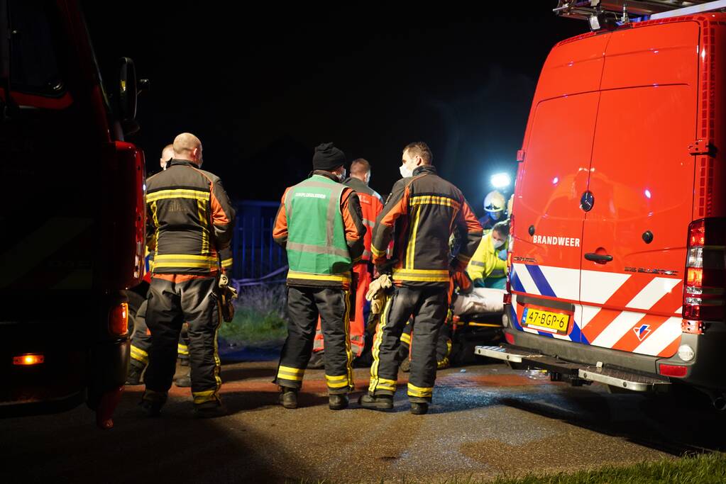 Auto raakt van de weg en belandt in de greppel