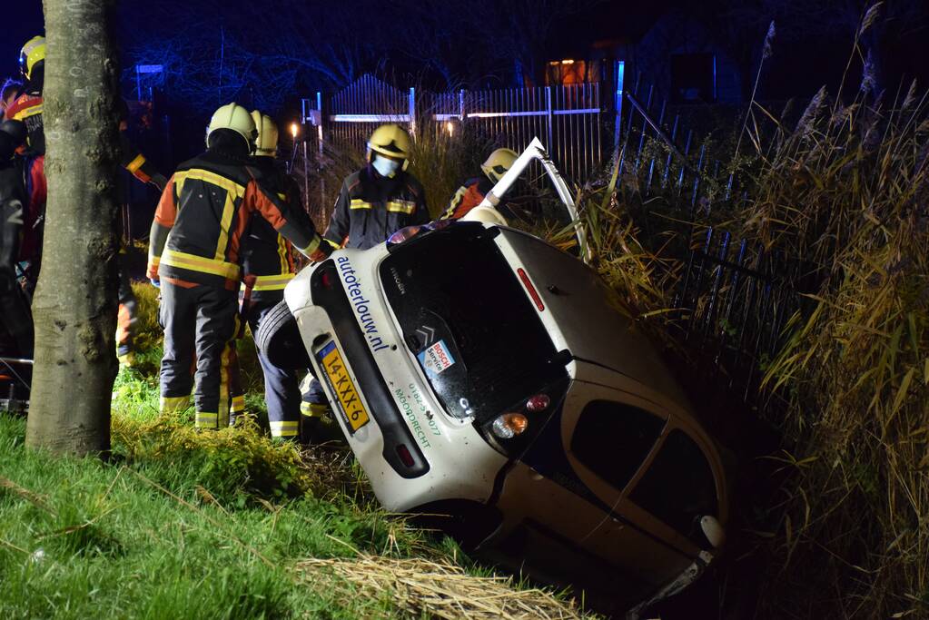 Auto raakt van de weg en belandt in de greppel