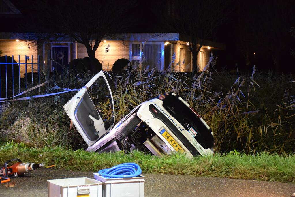 Auto raakt van de weg en belandt in de greppel