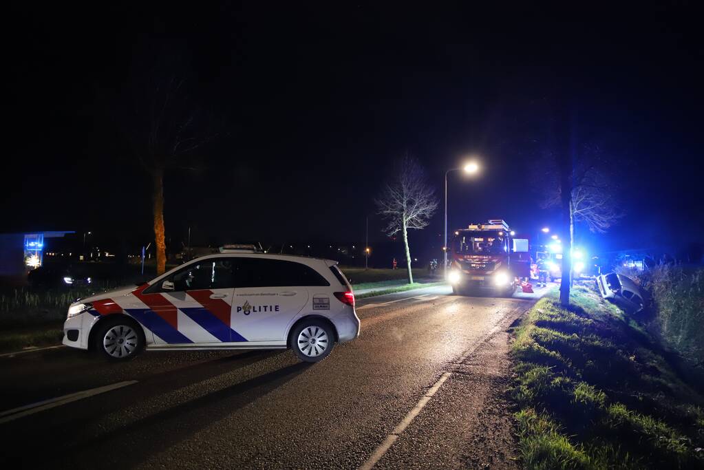 Auto raakt van de weg en belandt in de greppel