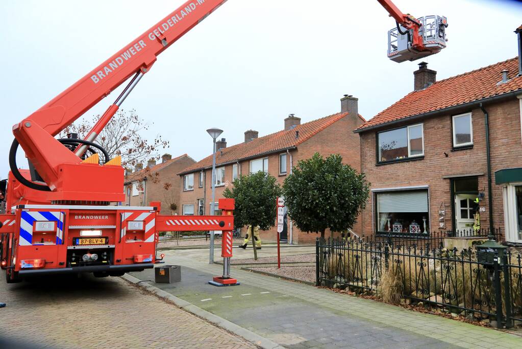 Brandweer blust brand in schoorsteen