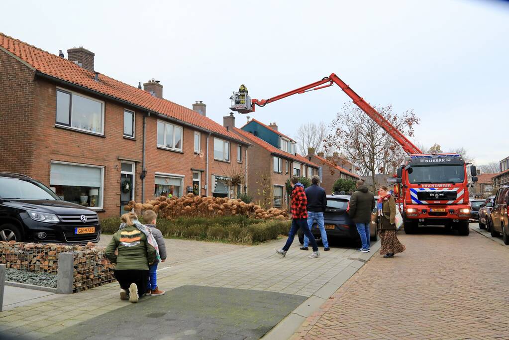 Brandweer blust brand in schoorsteen