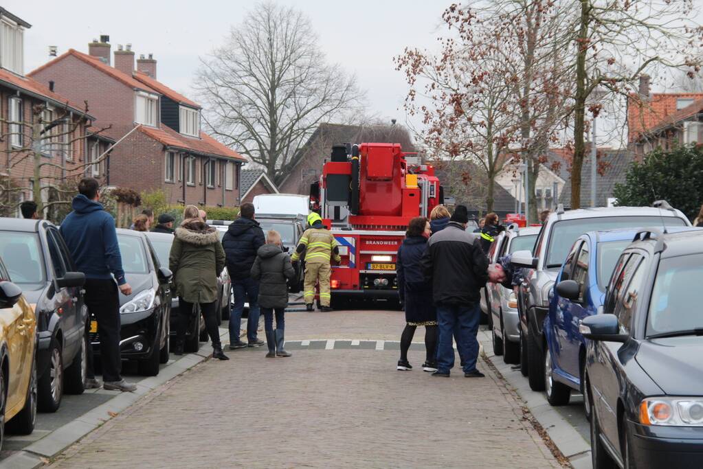 Brandweer blust brand in schoorsteen