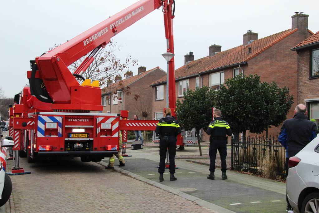 Brandweer blust brand in schoorsteen