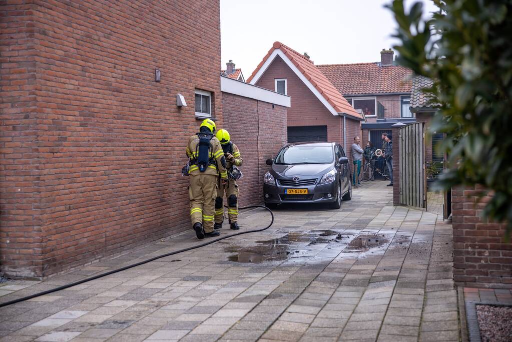 Brandweer blust brand in schoorsteen