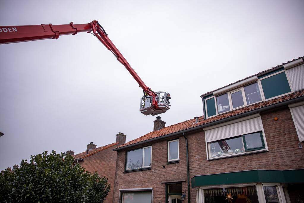 Brandweer blust brand in schoorsteen