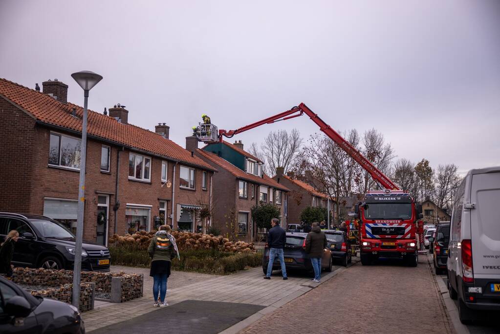 Brandweer blust brand in schoorsteen