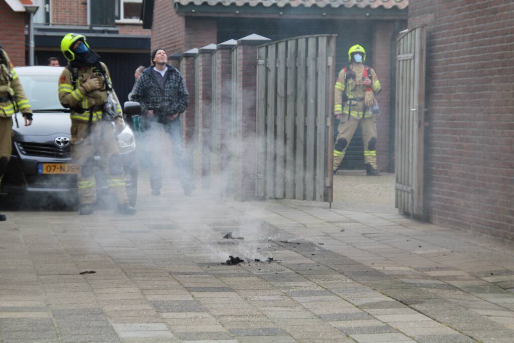 Brandweer blust brand in schoorsteen