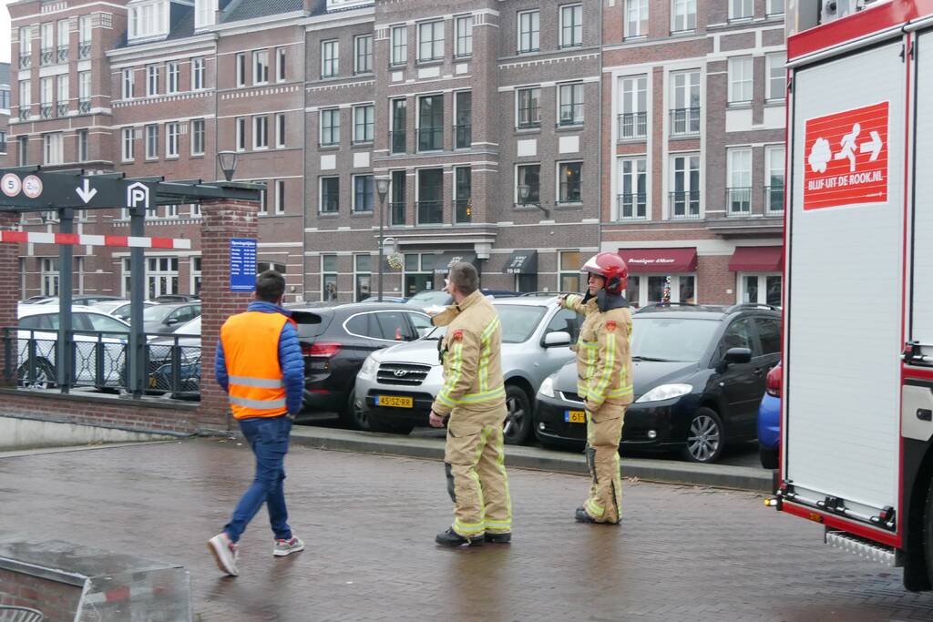 Rokende auto laat brandalarm afgaan in parkeergarage