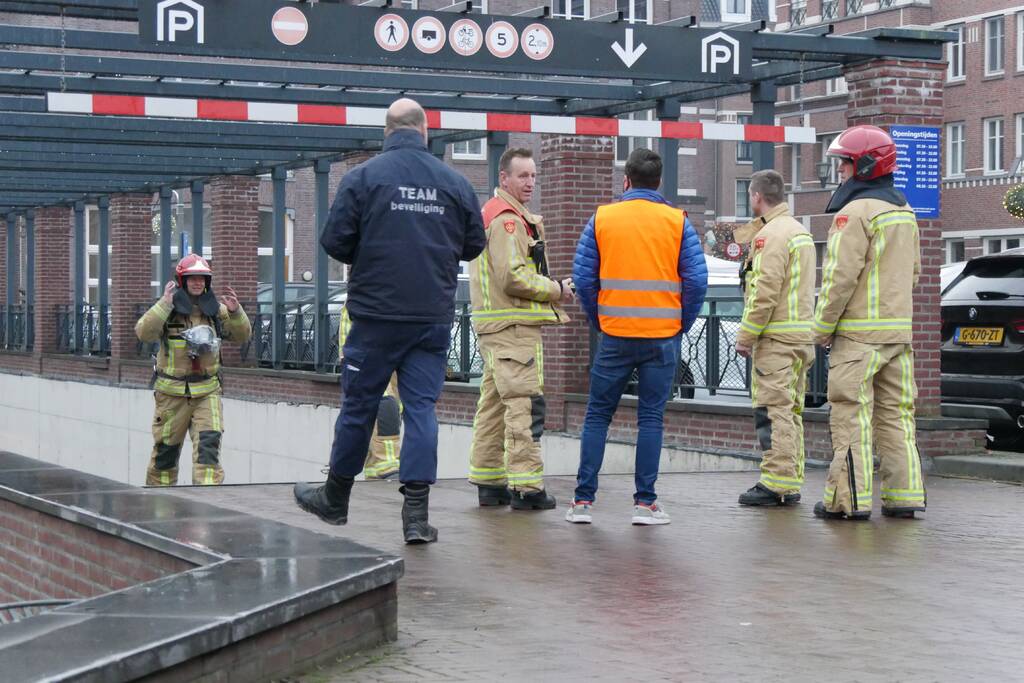 Rokende auto laat brandalarm afgaan in parkeergarage