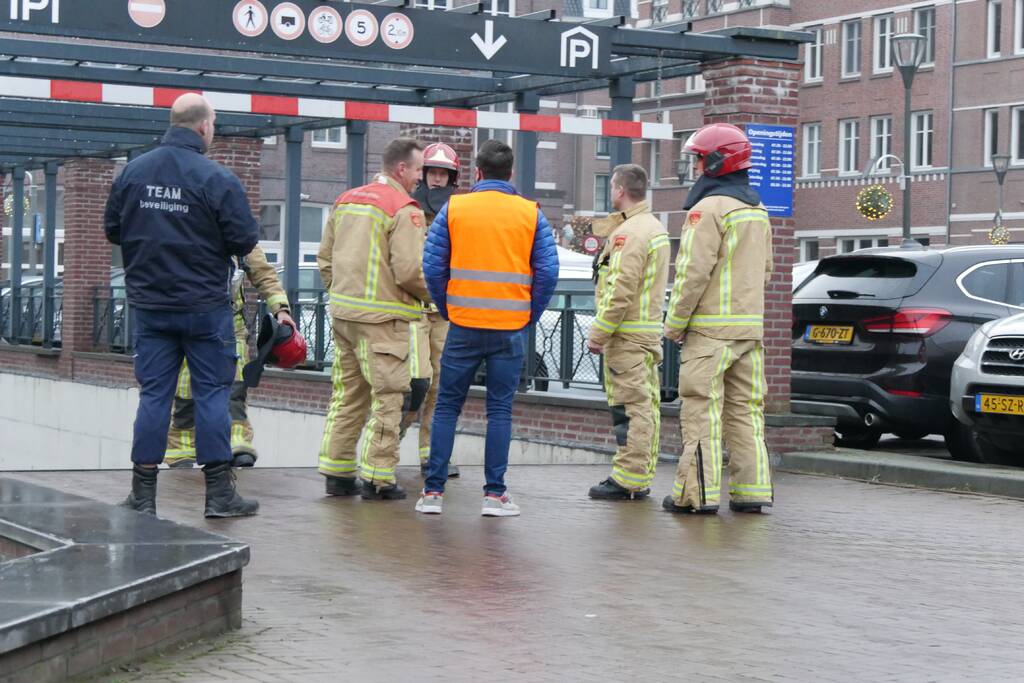 Rokende auto laat brandalarm afgaan in parkeergarage