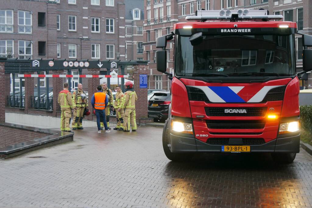 Rokende auto laat brandalarm afgaan in parkeergarage