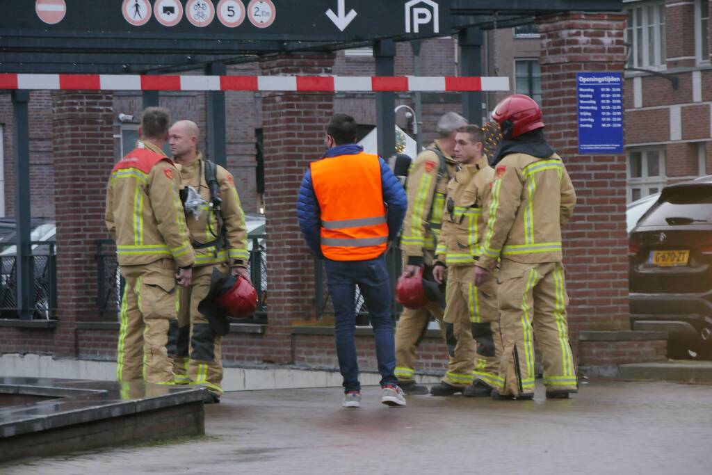 Rokende auto laat brandalarm afgaan in parkeergarage