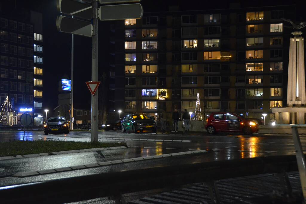 Meerdere auto's botsen op rotonde