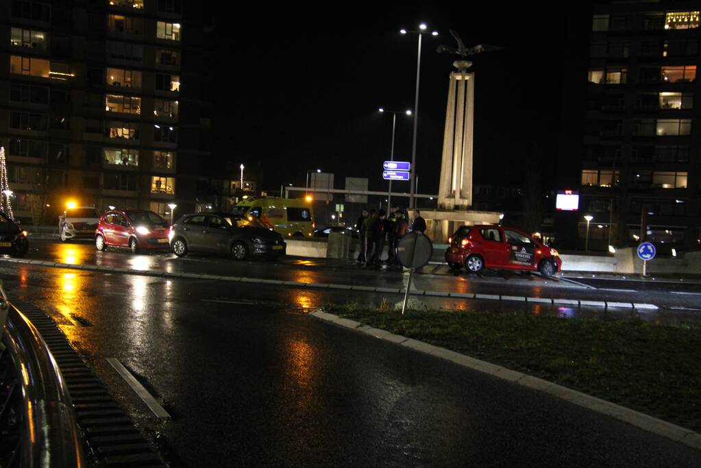 Meerdere auto's botsen op rotonde