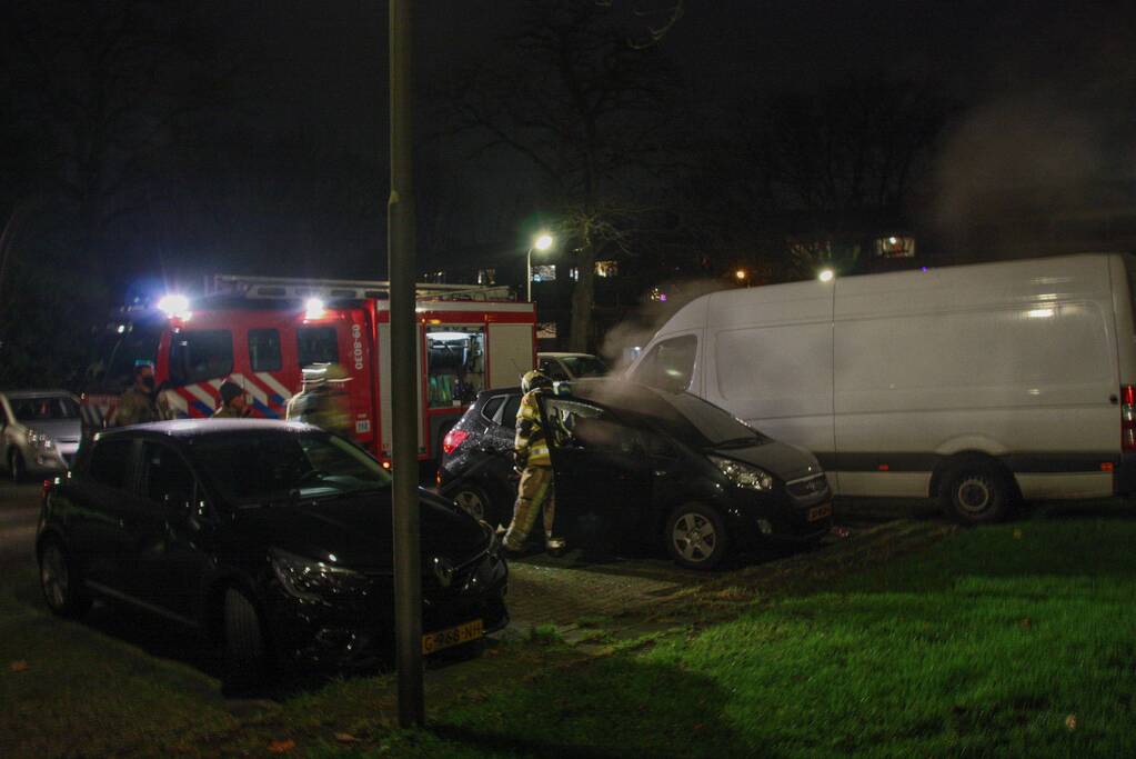 Geparkeerde auto vat vlam onder dashboard