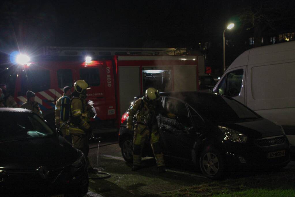 Geparkeerde auto vat vlam onder dashboard