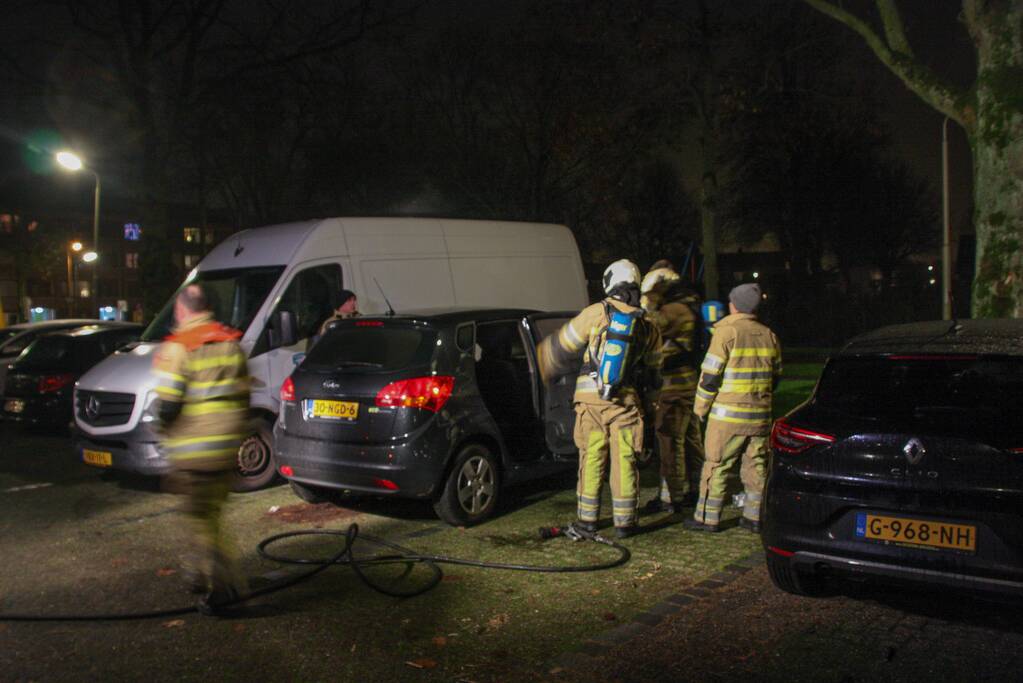 Geparkeerde auto vat vlam onder dashboard