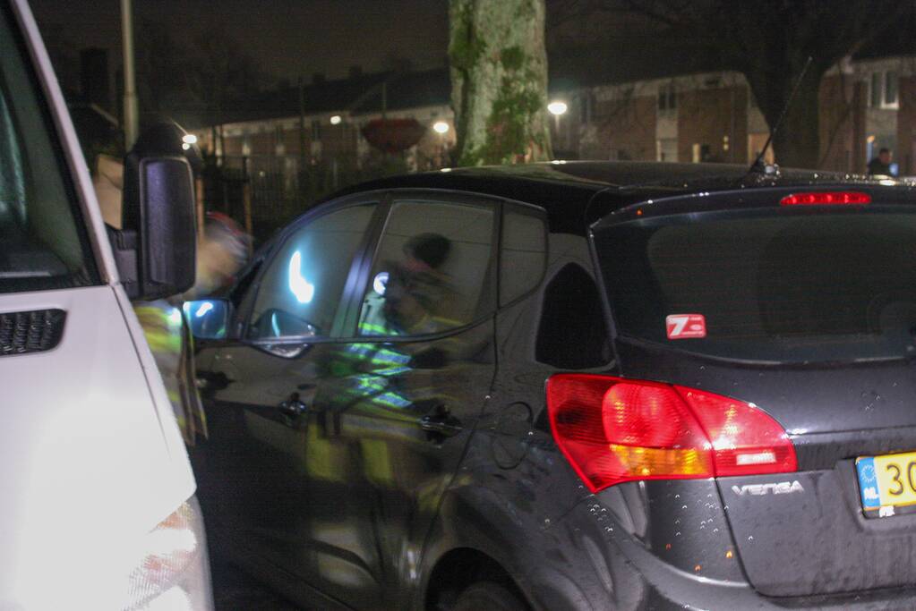 Geparkeerde auto vat vlam onder dashboard