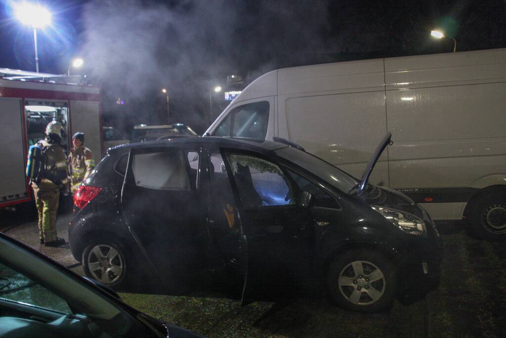 Geparkeerde auto vat vlam onder dashboard