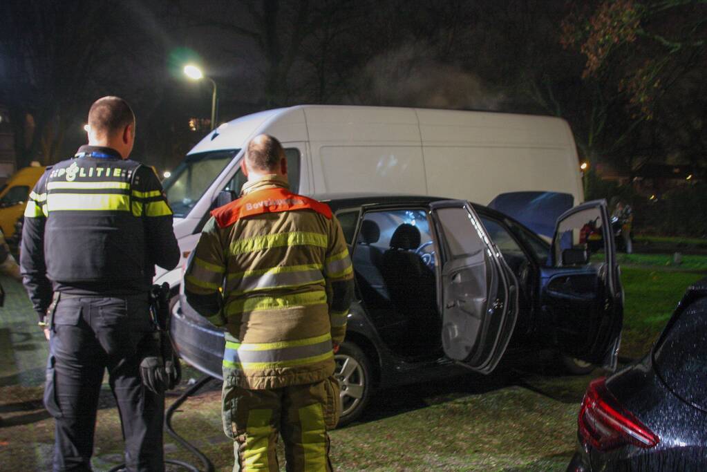 Geparkeerde auto vat vlam onder dashboard