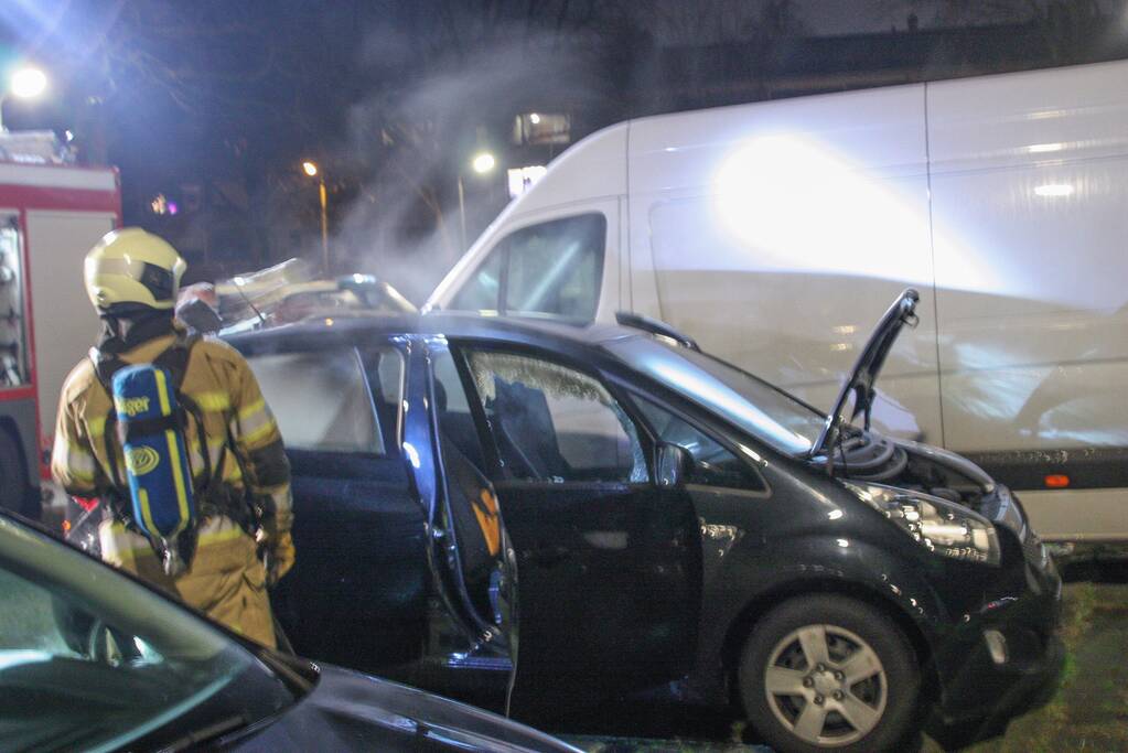 Geparkeerde auto vat vlam onder dashboard