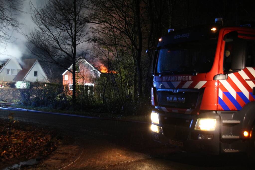Grote uitslaande brand in schuur