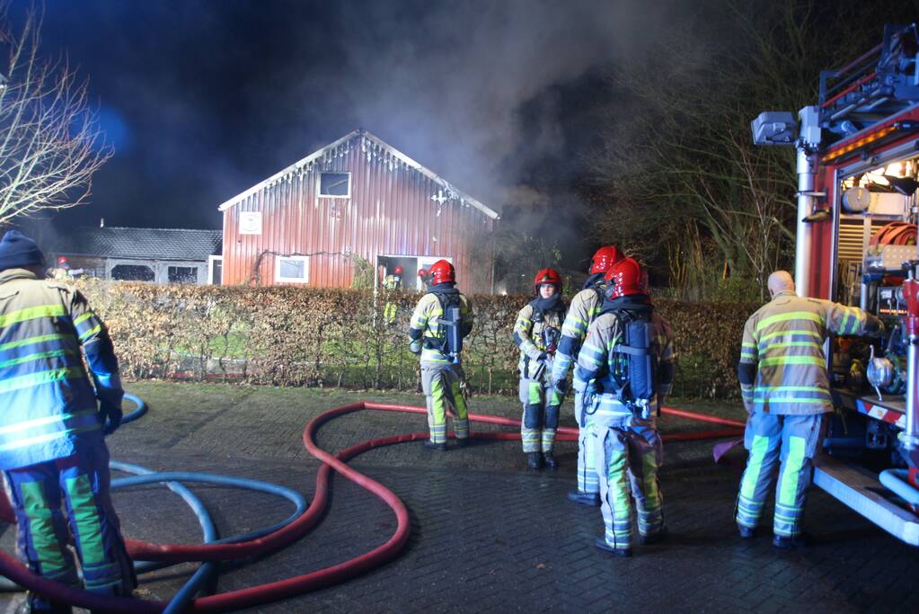 Grote uitslaande brand in schuur