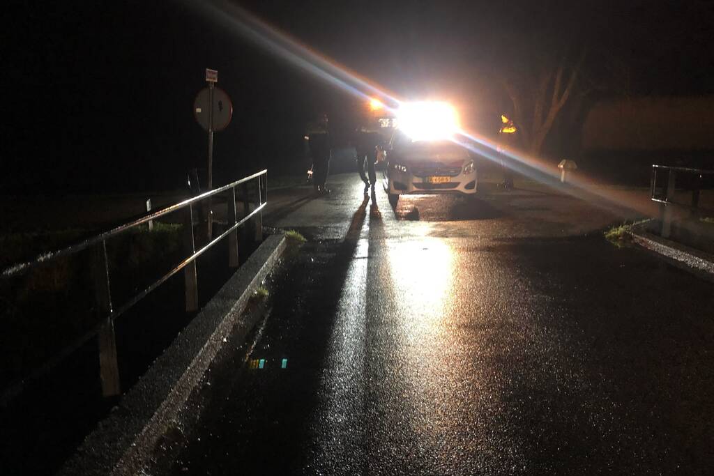 Auto vliegt uit de bocht belandt te water