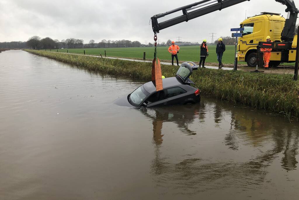 Auto vliegt uit de bocht belandt te water