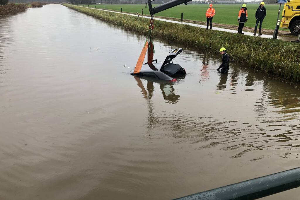 Auto vliegt uit de bocht belandt te water