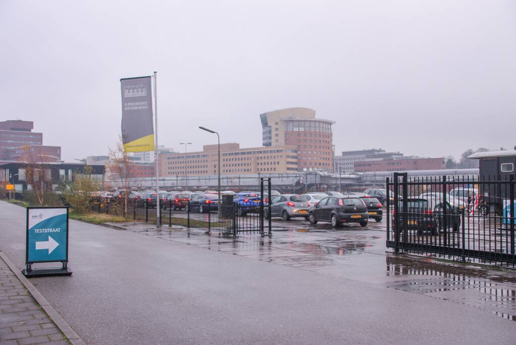 Enorme rijen bij GGD-teststraat